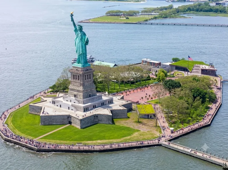 Đảo Liberty hấp dẫn với bảo tàng, bệ tượng và cảnh đẹp Manhattan.